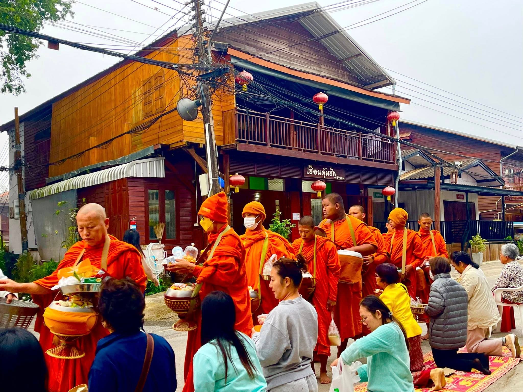 พระเดินบิณฑบาตรหน้าบ้านยามเช้า